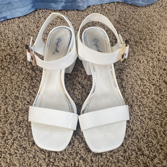 White short heels - Picture 3 of 5